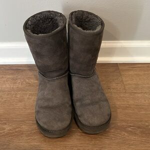 Uggs USA size 7.  Great condition.